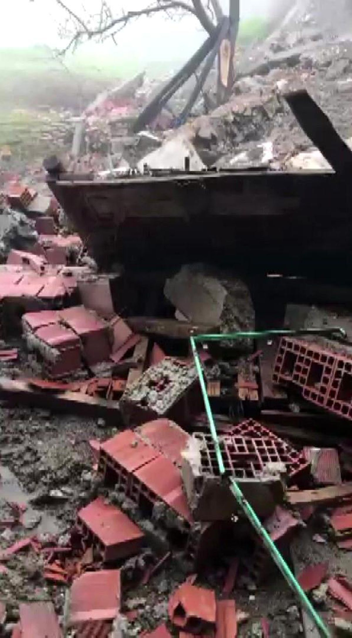 Amasya'da ahır yıkıldı, kadın çiftçi hayvanlarını kurtardı