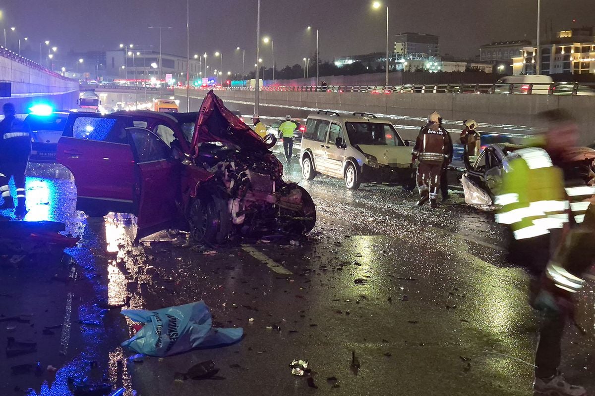 Ankara'da 4 aracın karıştığı zincirleme kazada 8 kişi yaralandı
