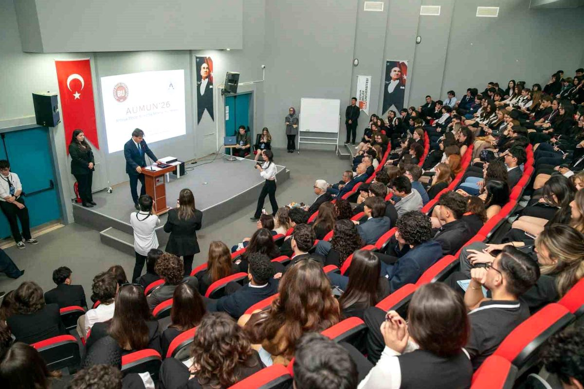 Antalya'da AUMUN'26 başladı: Gençler dünya gündemini tartışıyor
