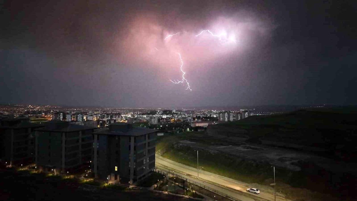 Batman'da şimşekler geceyi aydınlattı
