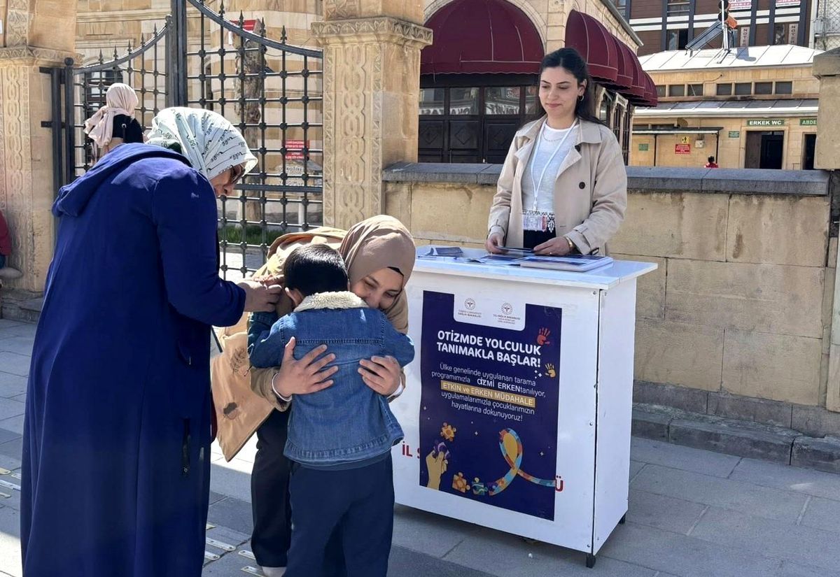 Bayburt'ta otizm farkındalığı için vatandaşlar bilgilendirildi