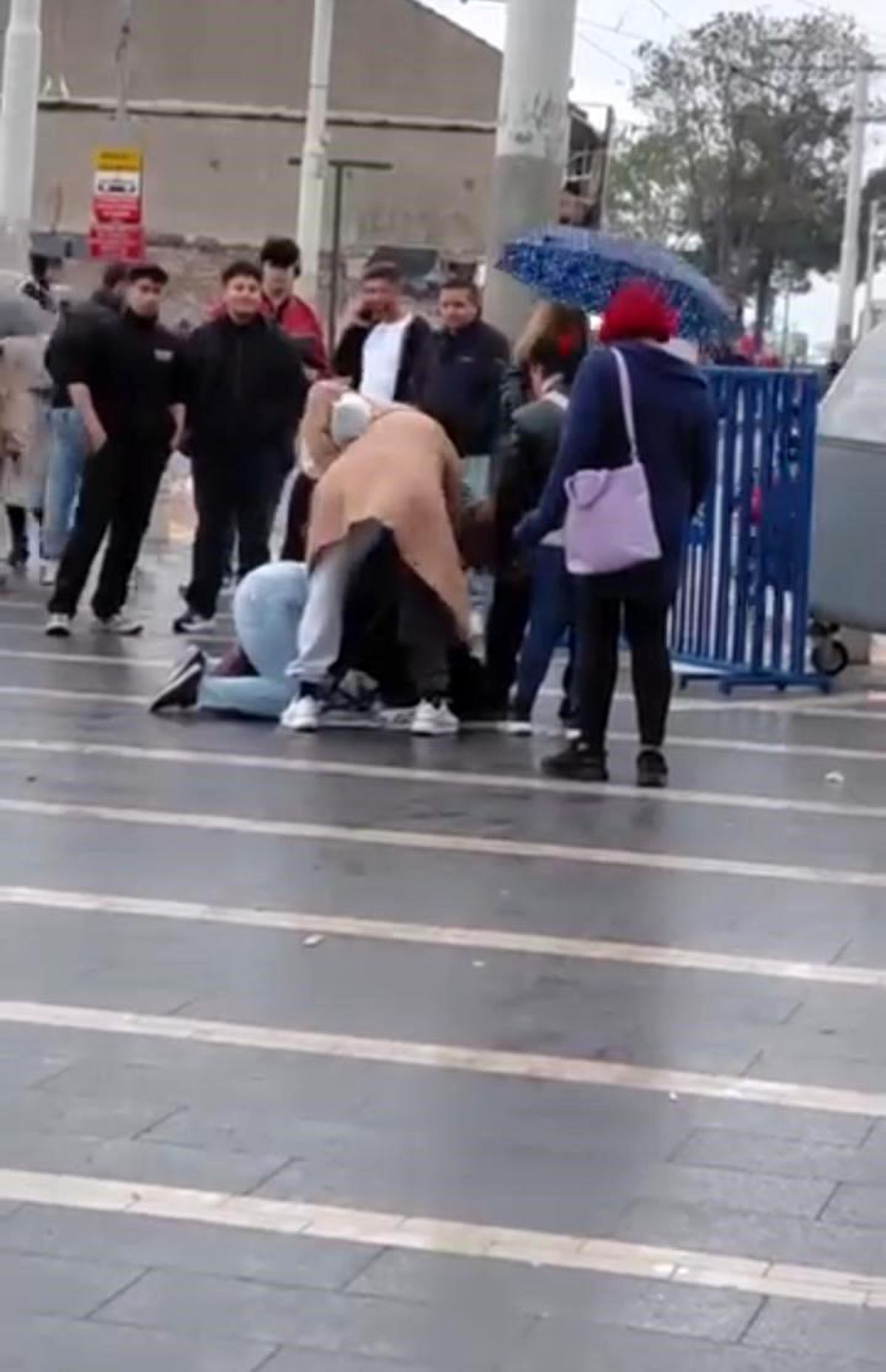 Bursa'da engelli vatandaşa meydan ortasında saldırı: Kadınlar tekme tokat darp etti
