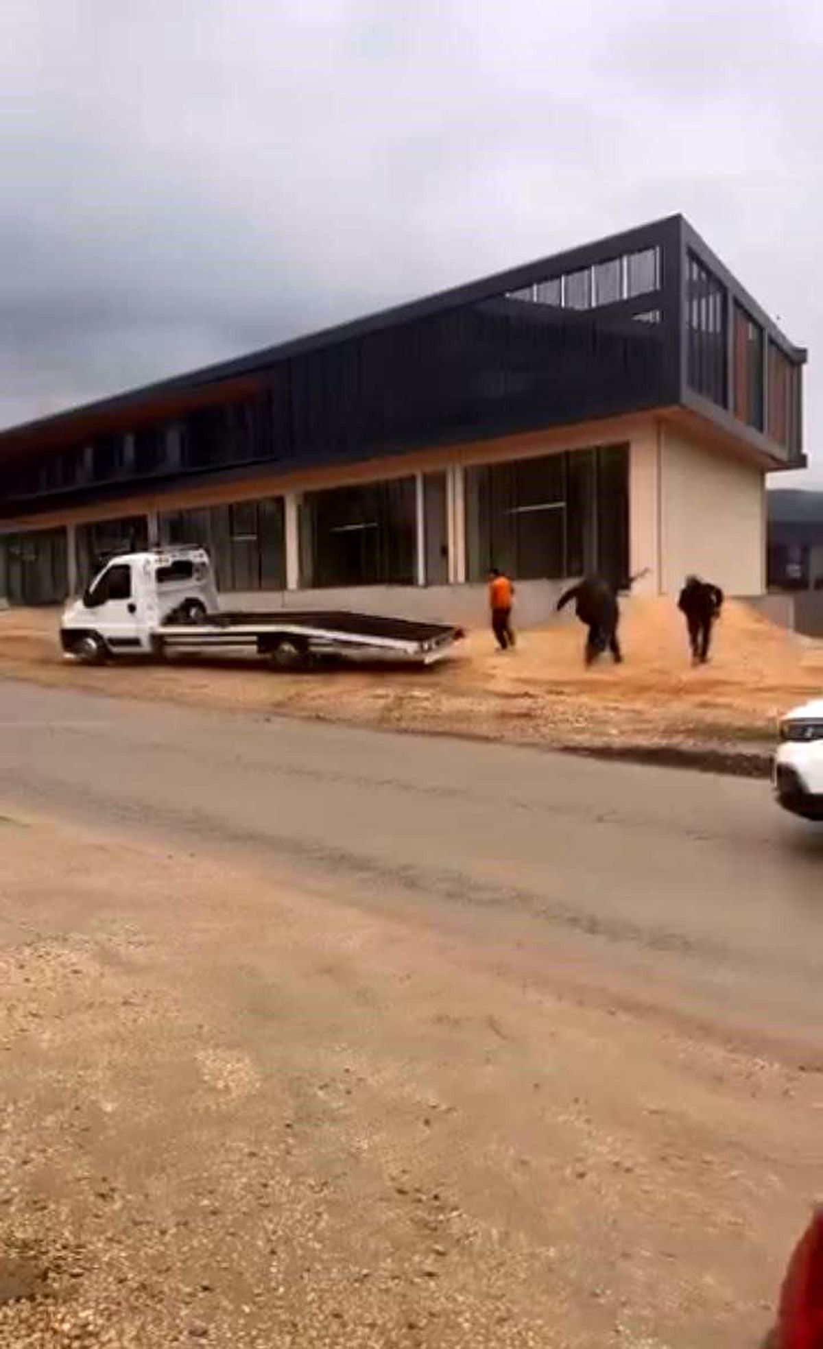 Bursa'da sopalı kavga: Çekici sürücüsü aracı esnafın üzerine sürdü