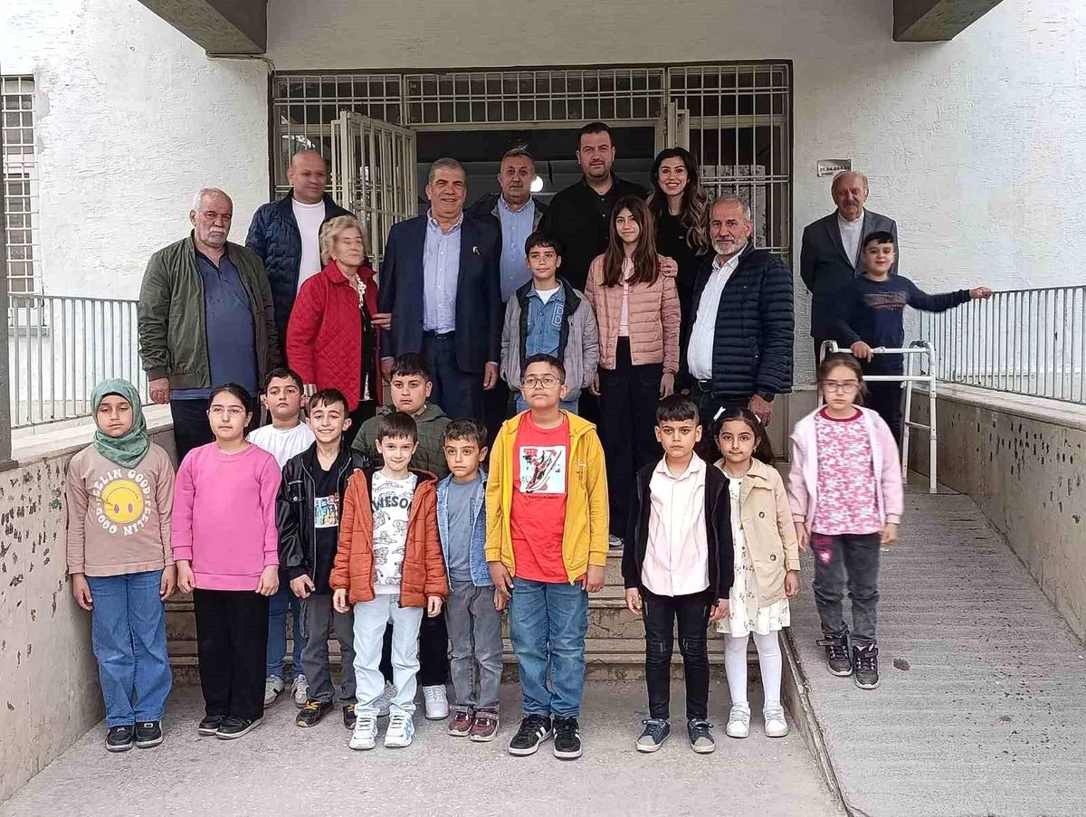 Çermikli iş adamından öğrencilere kırtasiye yardımı