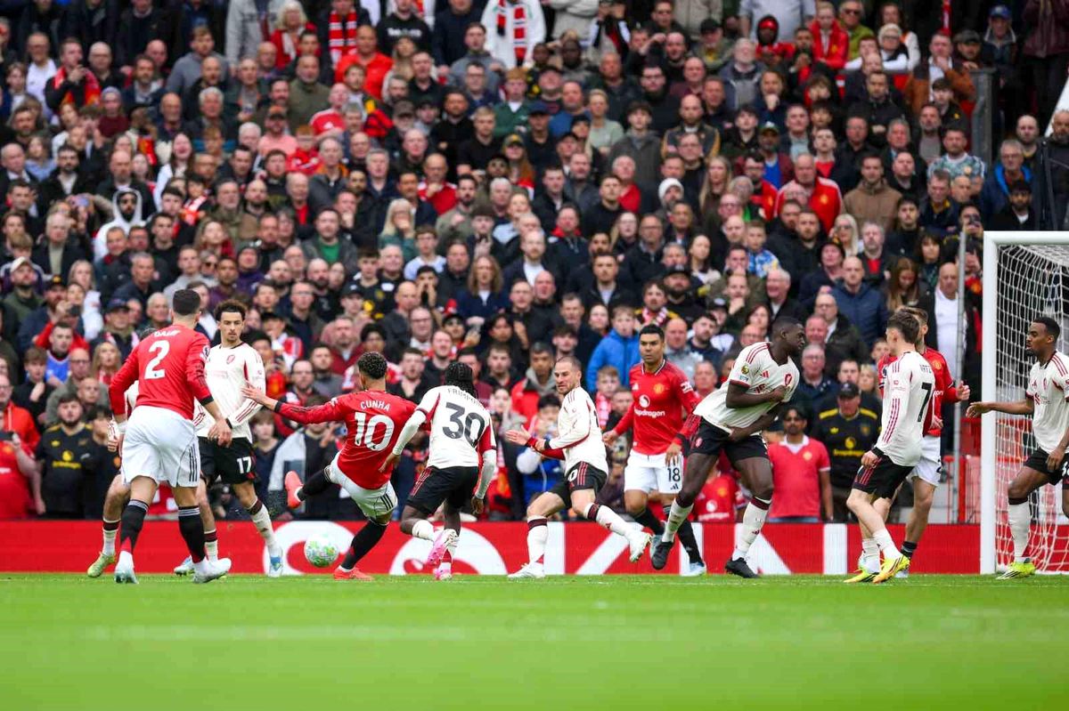 Dev maçta Manchester United, evinde Liverpool'u yendi