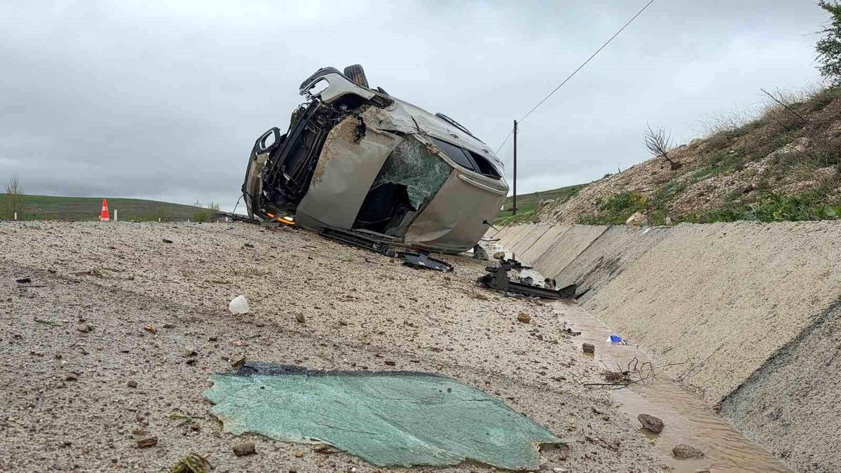 Devrilen otomobilde biri bebek 3 kişi yaralandı