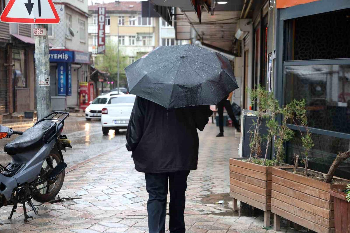 Elazığ'da sağanak etkisini göstermeye başladı