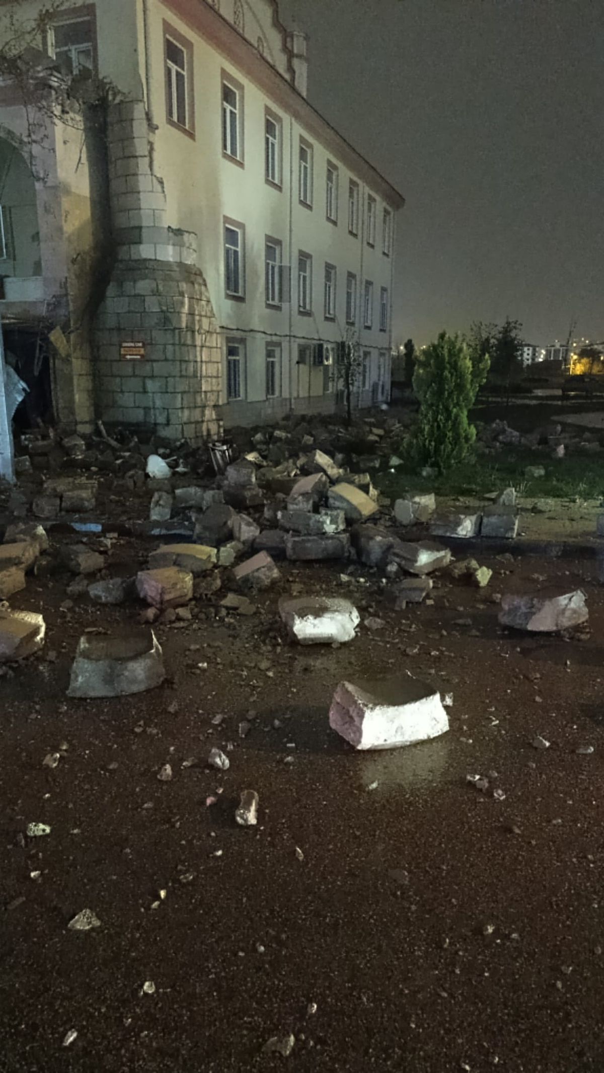 Elazığ'da, sağanakta camiye yıldırım düştü; minare yıkıldı
