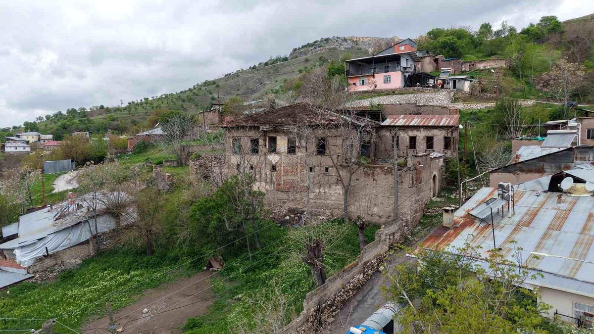 Elazığ'ın 5 asırlık mirası Nihat Bey Konağı bahar renklerine büründü