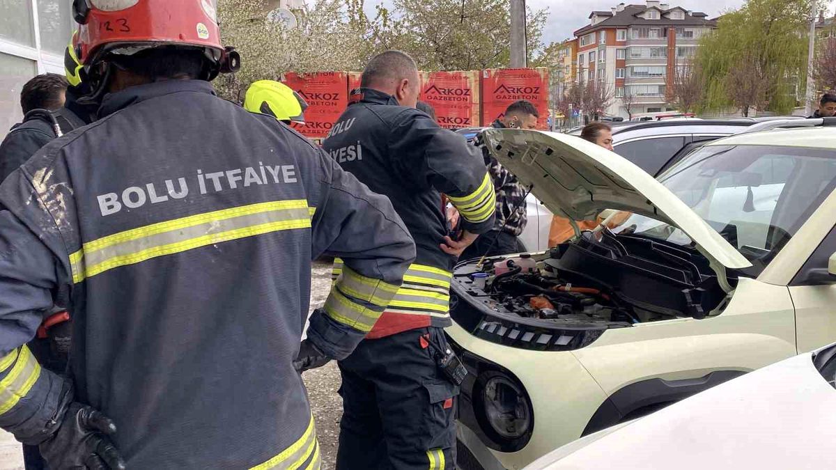 Elektrikli araçtan dumanlar yükseldi, nedeni bulunamayınca çekiciyle götürüldü