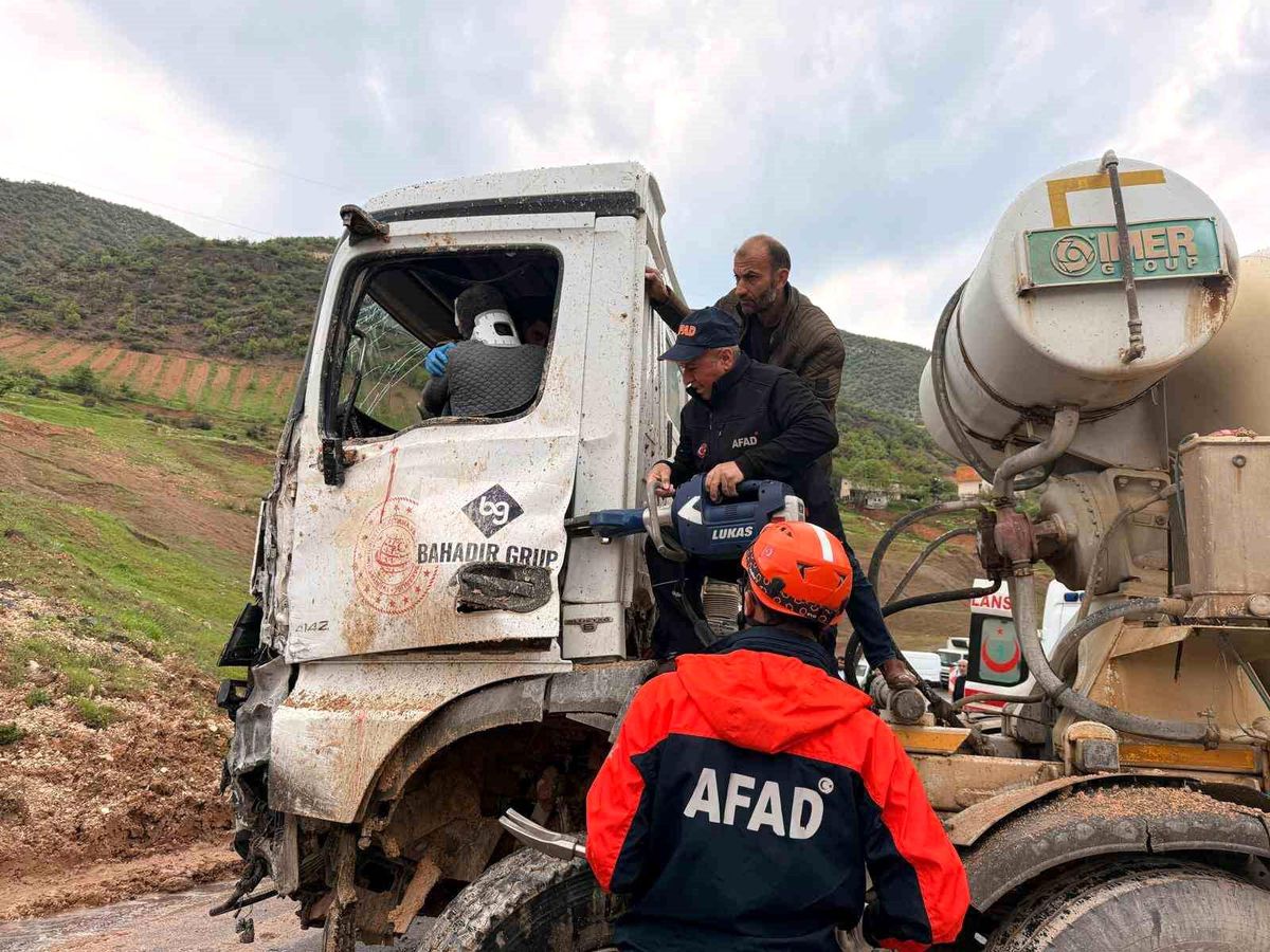 Eruh'ta beton mikseri kaza yaptı, sıkışan sürücüyü ekipler kurtardı