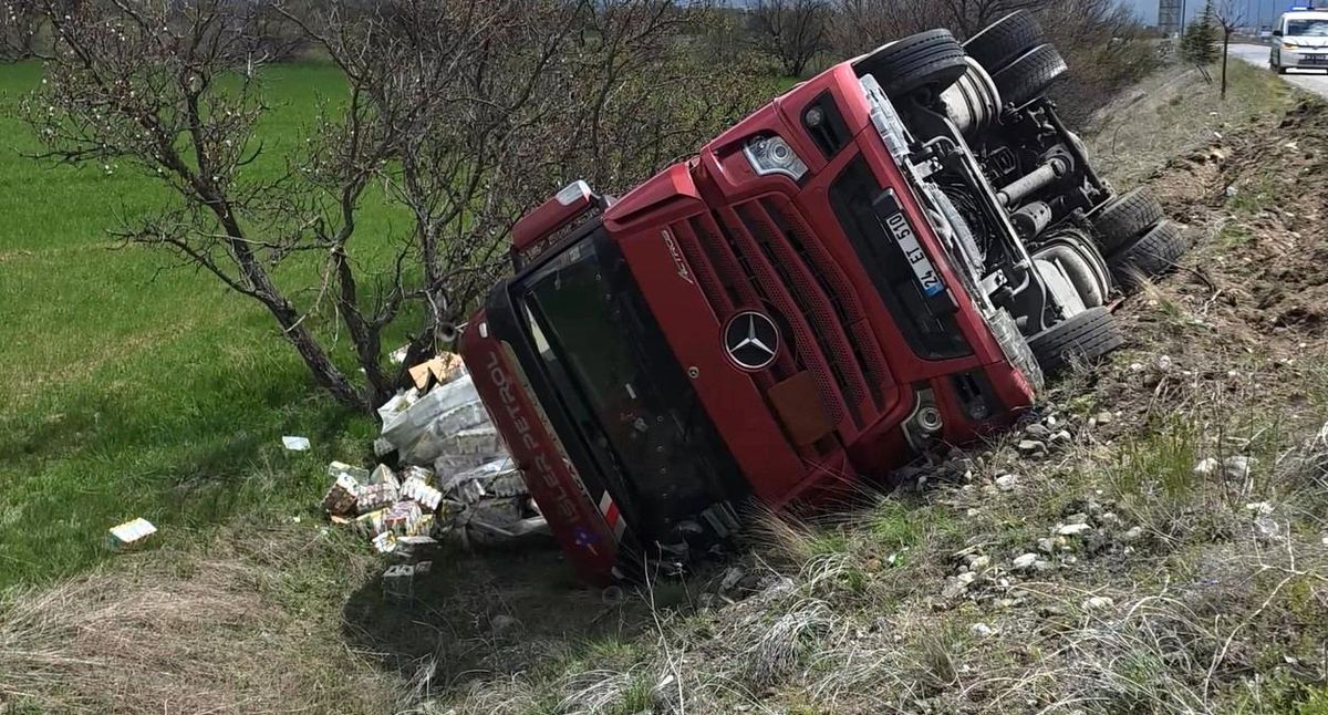 Erzincan'da soda yüklü tır devrildi