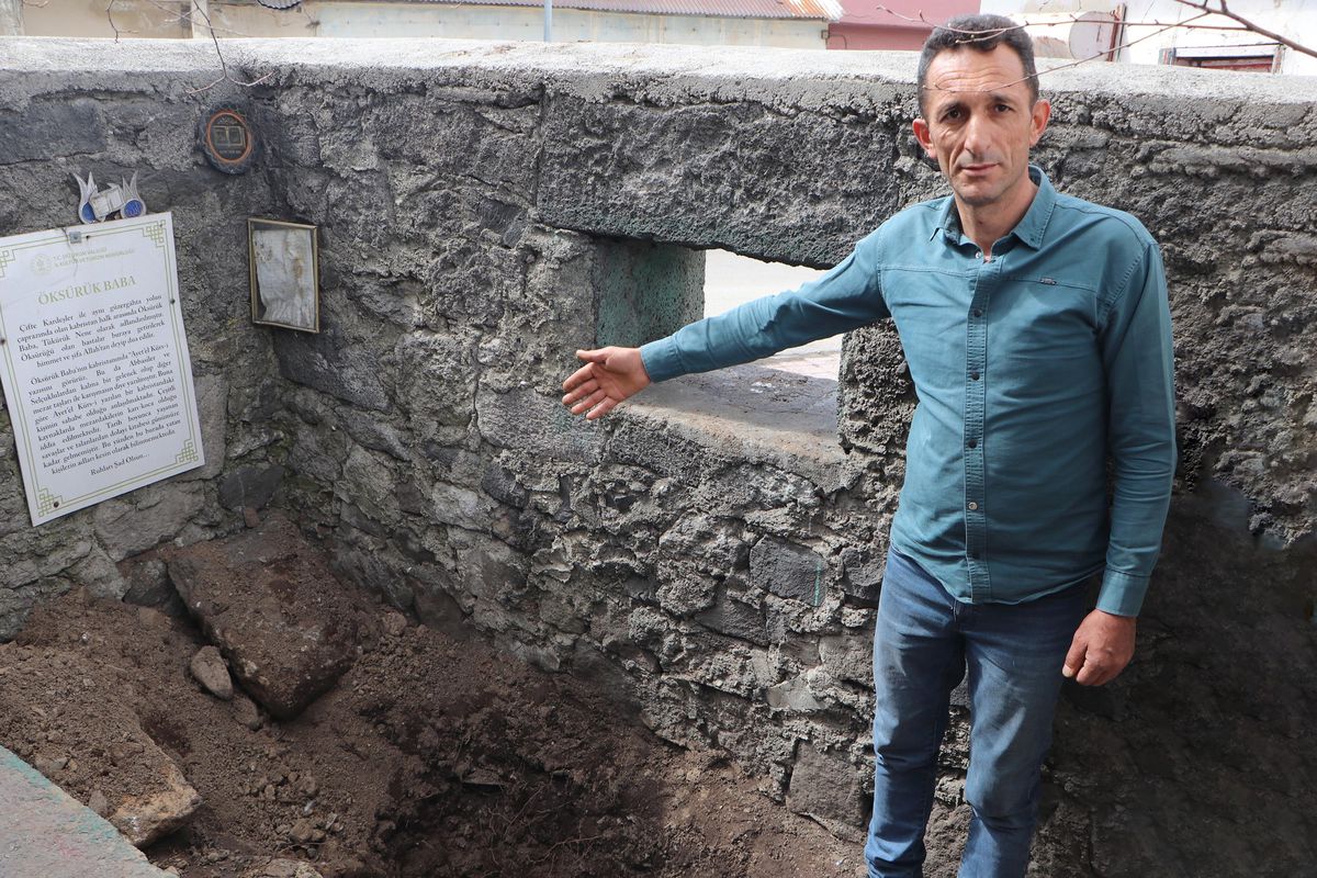 Erzurum'da 'Öksürük Baba Türbesi'nde define kazısı
