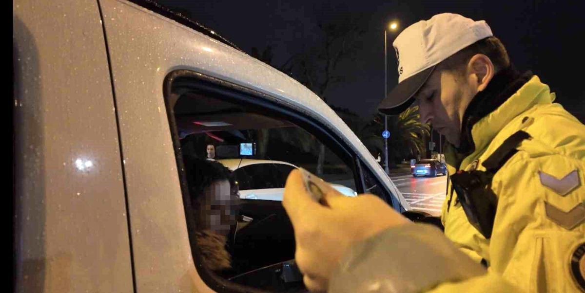 Eşinin sürüşünü beğenmeyip direksiyona geçti, ehliyetinden oldu