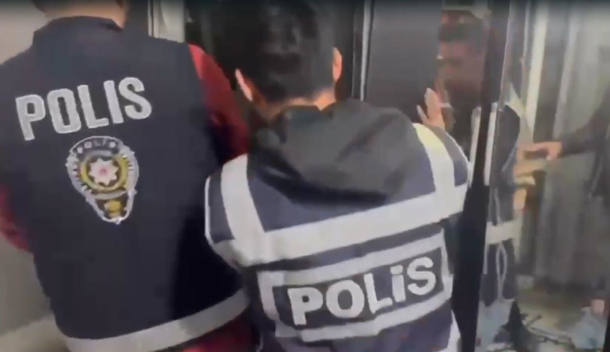 Karabağlar'da 50 yıl kesinleşmiş hapis cezası bulunan firari hükümlü gardıropta yakalandı
