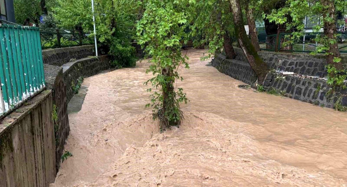 Gaziantep'te fırtınada çatılar uçtu, dereler taştı