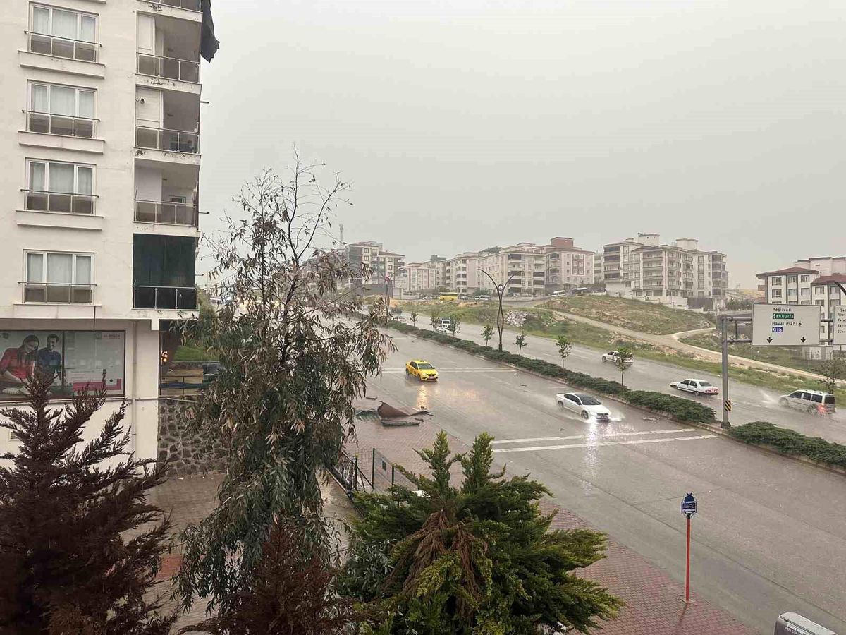 Gaziantep'te sağanak yağış ve dolu hayatı felç etti