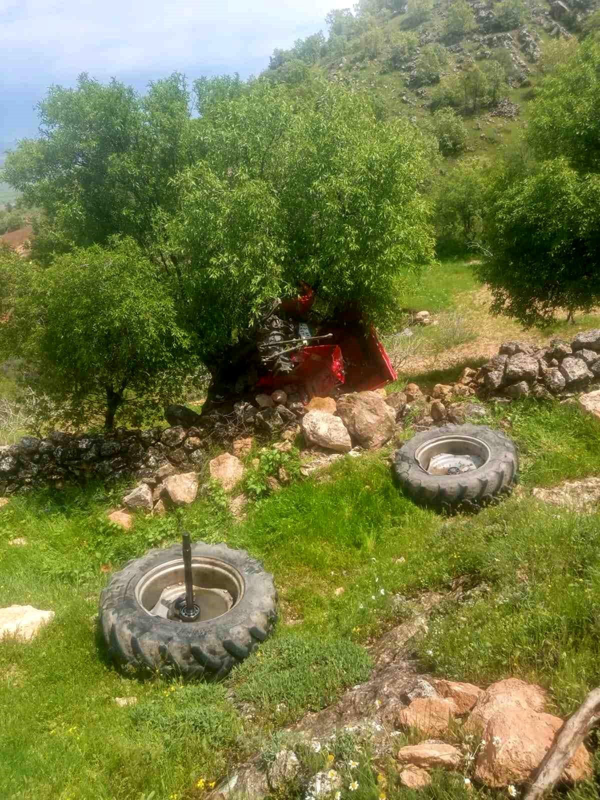 Batman'da traktör uçuruma yuvarlandı: Sürücü atlayarak kurtuldu