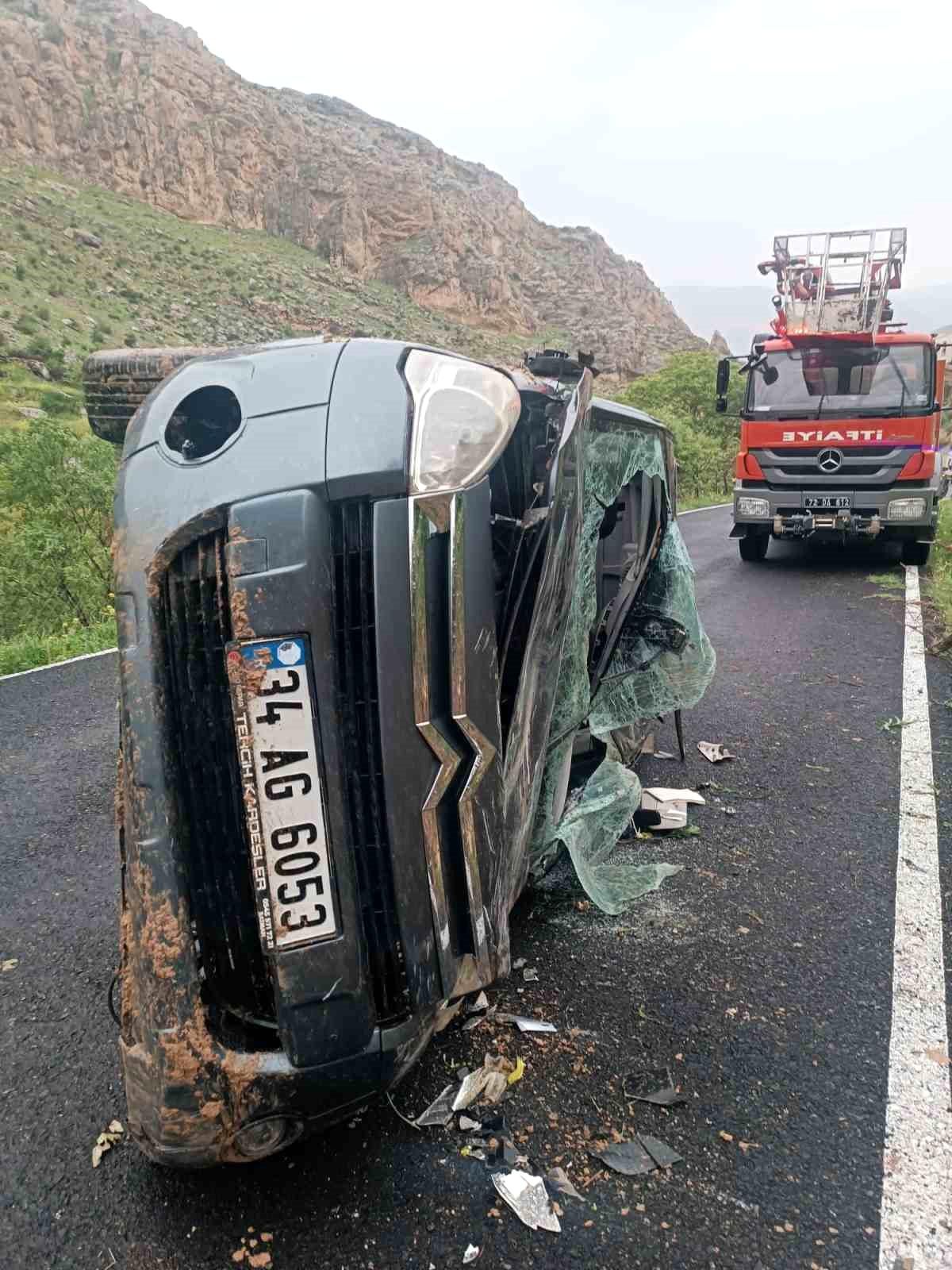 Hasankeyf'te takla atan hafif ticari araçta bulunan 3 kişi yaralandı
