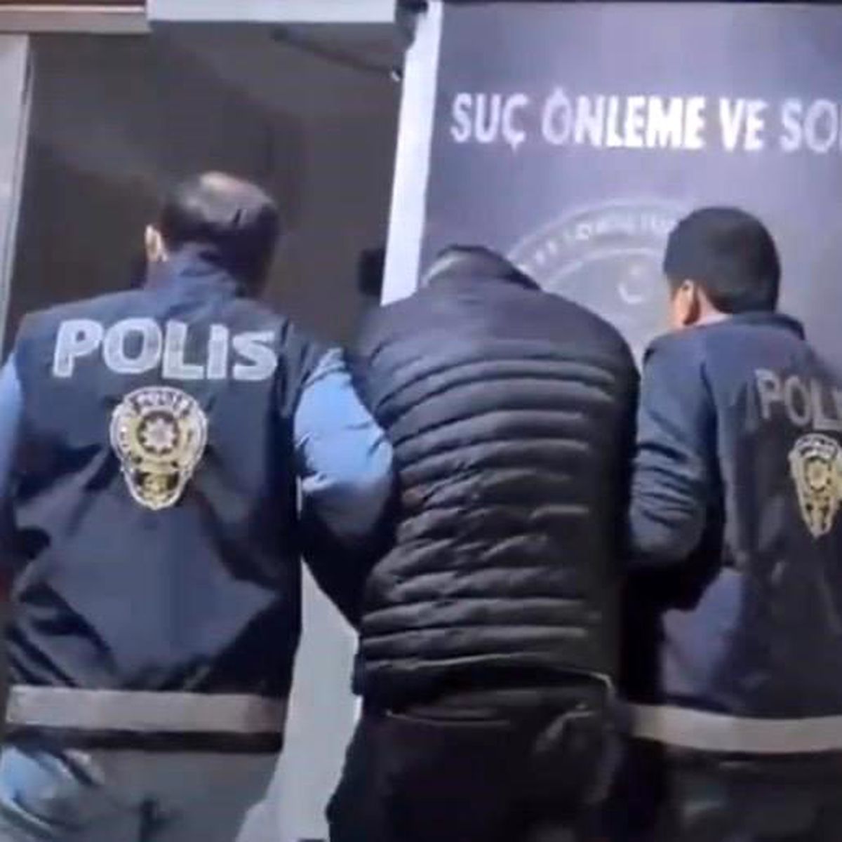 İzmir'de 50 yıl hapis cezasıyla aranan şüpheli gardıropta yakalandı