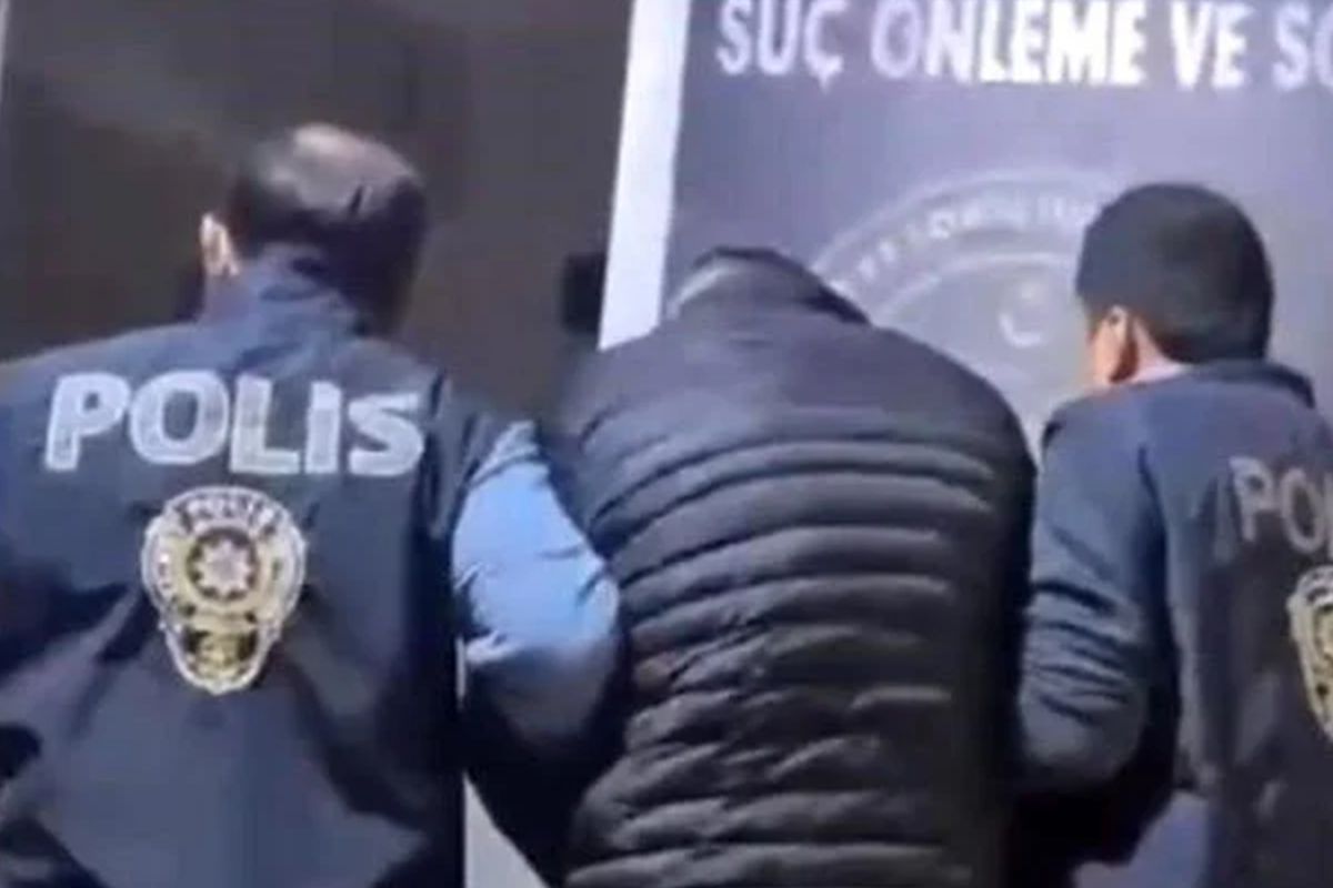 İzmir'de 50 yıl hapis cezasıyla aranan şüpheli gardıropta yakalandı