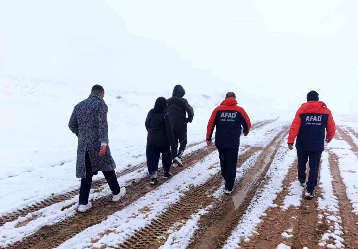 Kar sebebiyle mahsur kalan vatandaşlar ekipleri seferber etti