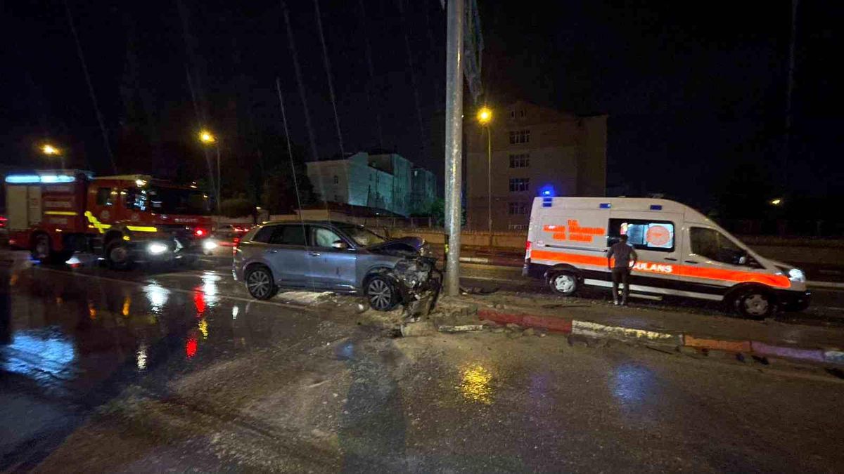 Karaman'da cip trafik levhasına çarptı: 1 yaralı