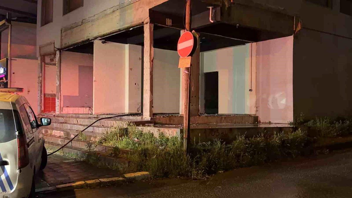 Kocaeli'de tahliye edilen binada yakılan ateş mahalleyi ayağa kaldırdı