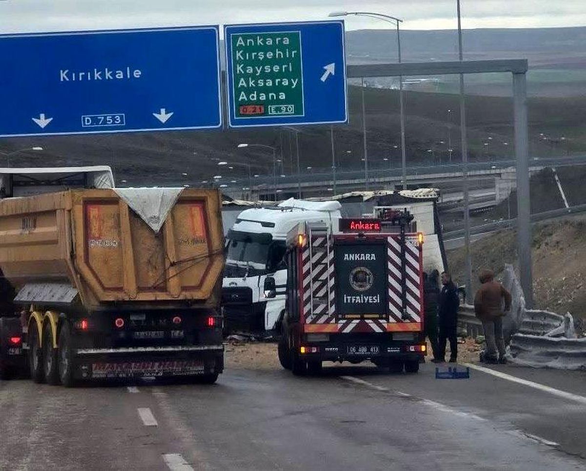 Konya'da meyve ve sebze yüklü tır bariyerlere çarptı: 1 yaralı