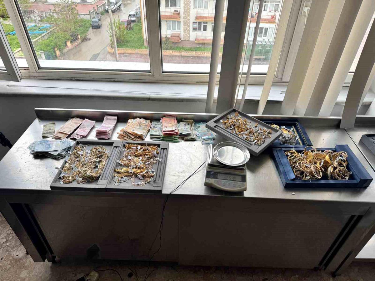 Konya'da motosikletlerle kuyumcu soyan 4 şüpheliden 2'si yakalandı