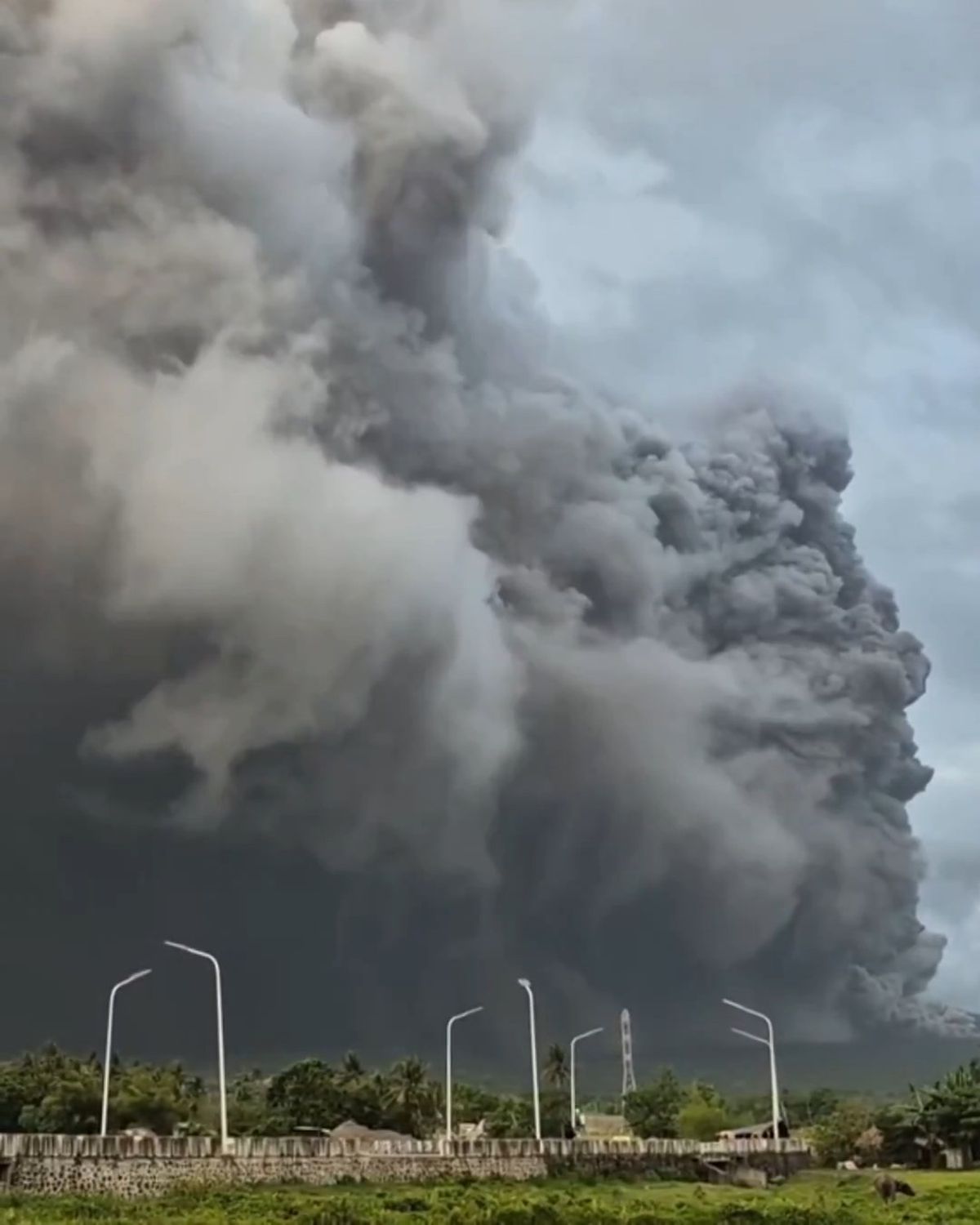 Filipinler'deki Mayon Yanardağı'nda Patlama Meydana Geldi