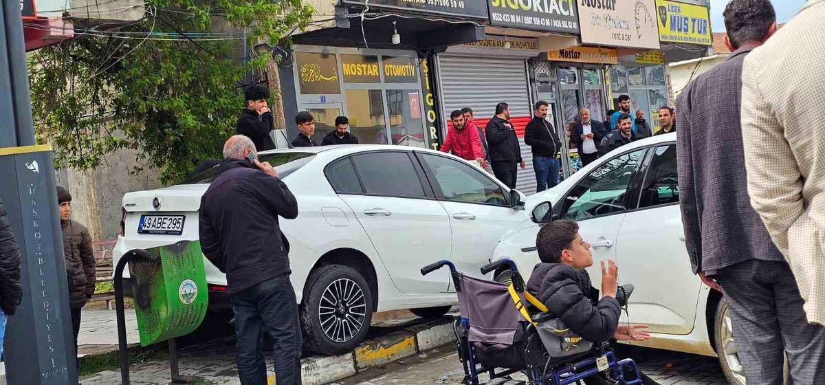 Muş'ta iki araç çarpıştı