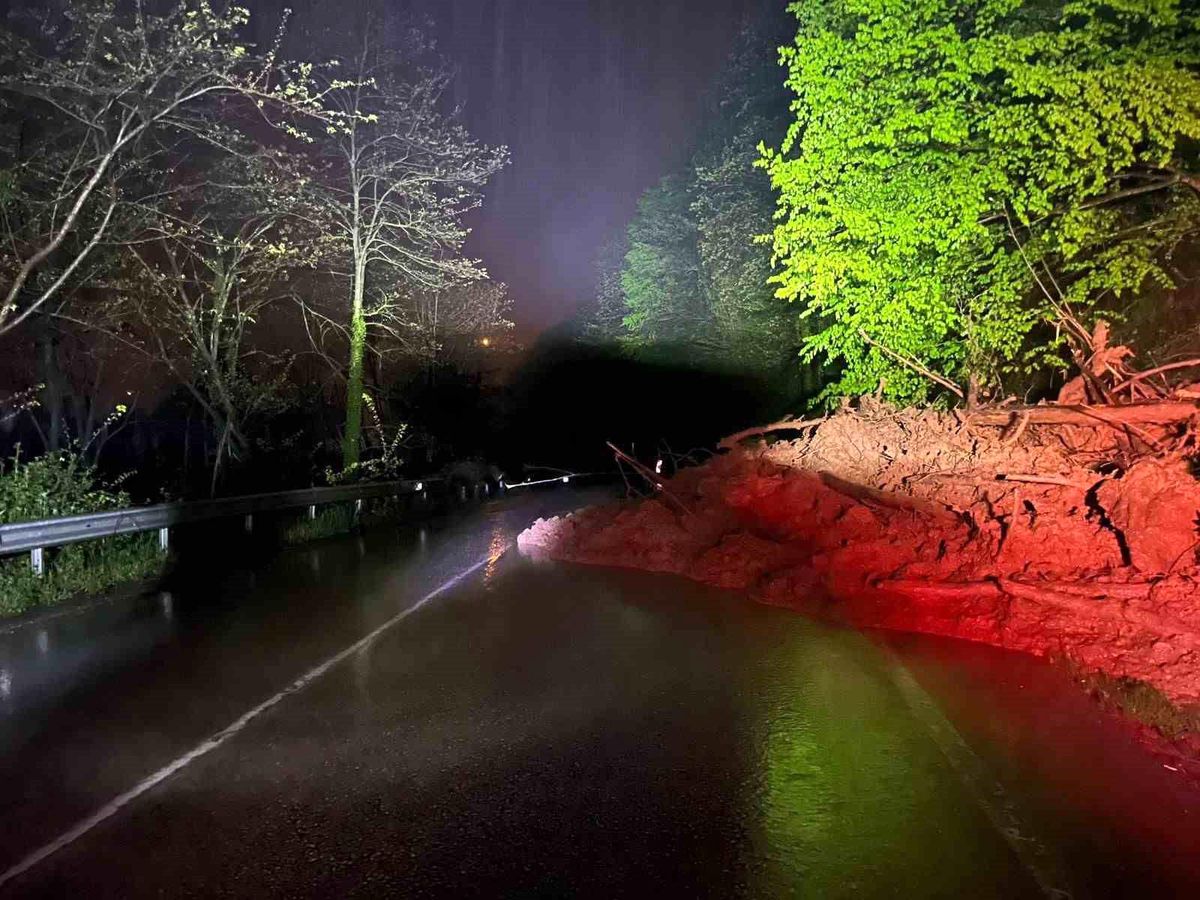 Ordu'da heyelan nedeniyle yol ulaşıma kapandı