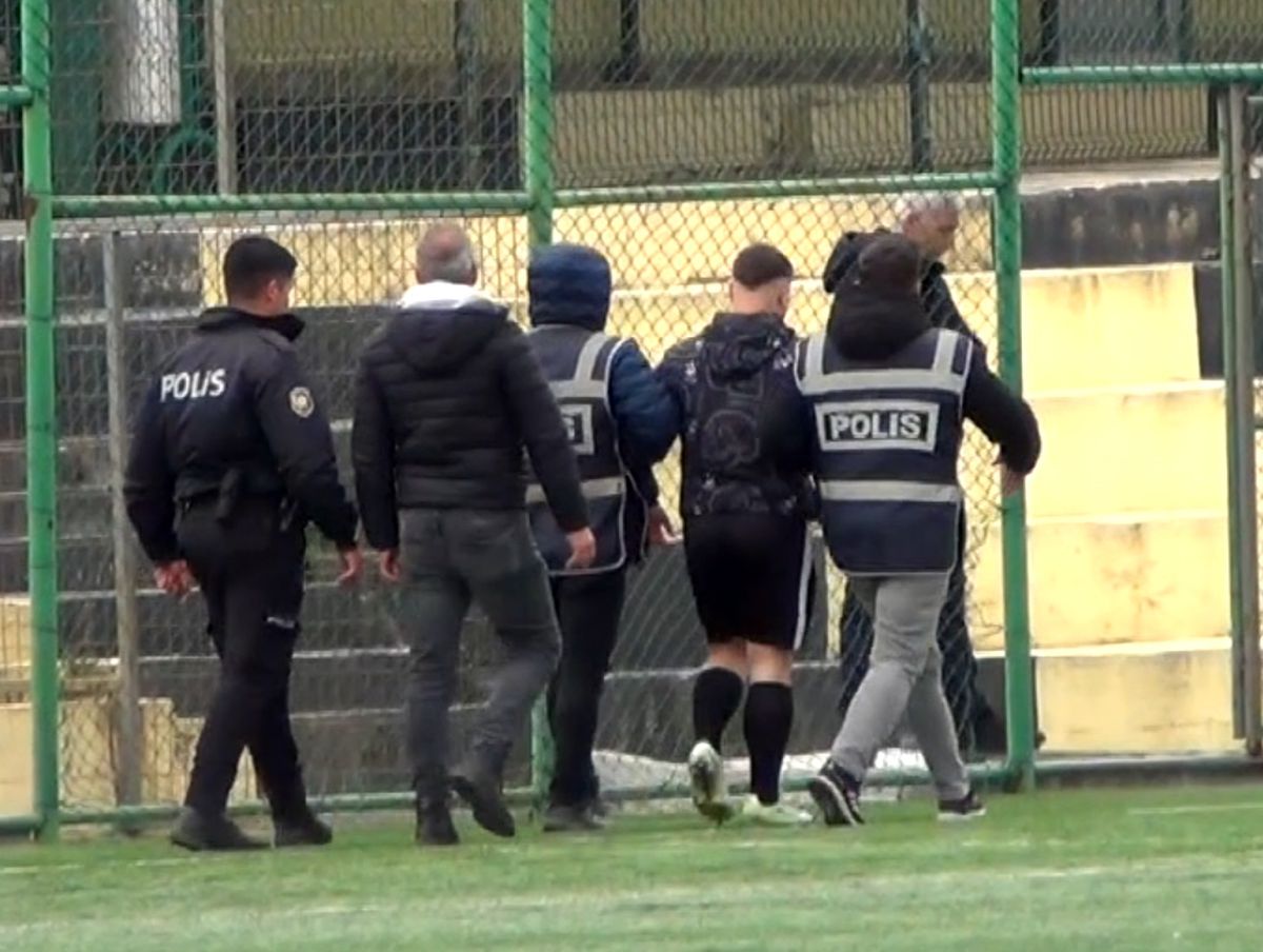 Orta hakemin yüzünden yumruklandığı maç tatil edildi; futbolcu gözaltına alındı
