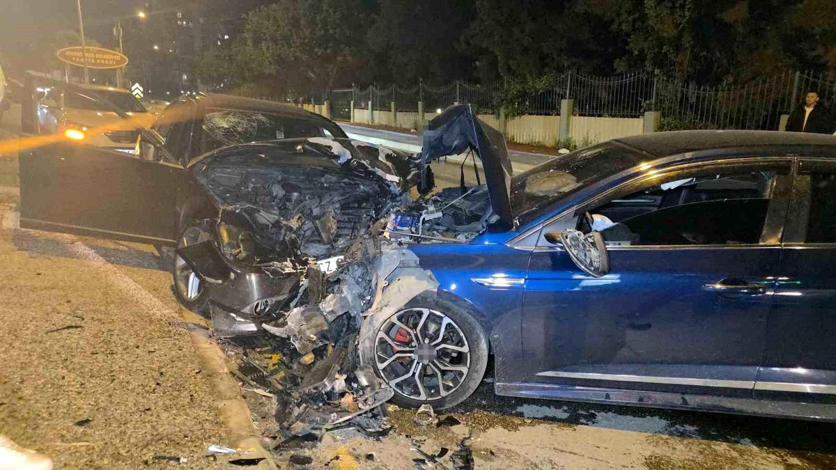 Otomobiller kafa kafaya çarpıştı: 3 yaralı