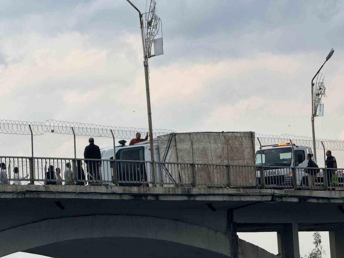 Şanlıurfa'da fırtına ve dolu hayatı felç etti