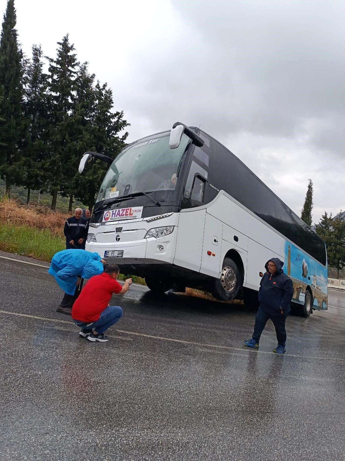 Selçuk'ta rampayı çıkamayan tur otobüsü şarampole kaydı