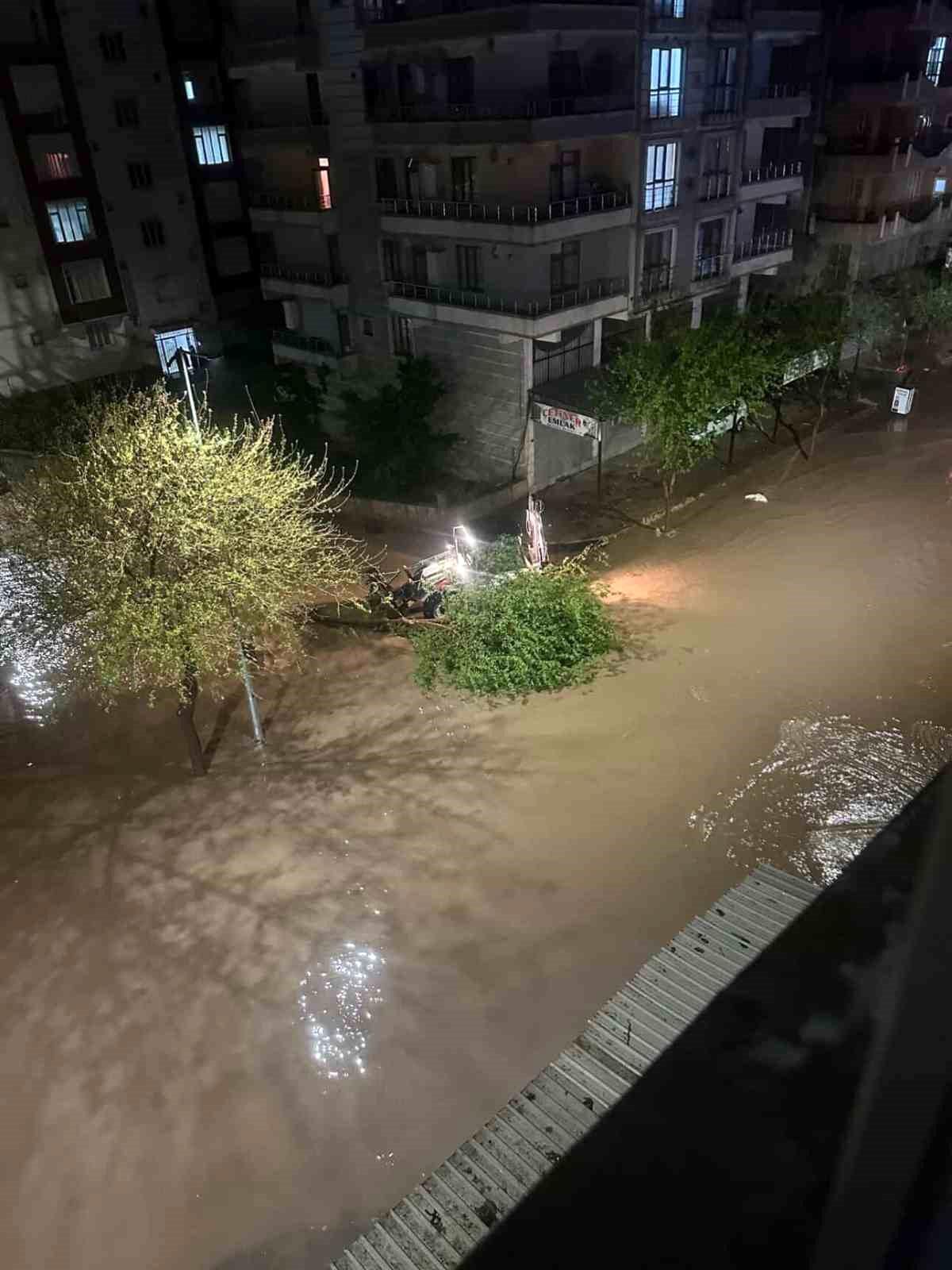 Şanlıurfa'da dolu ve sağanak yaşamı felç etti