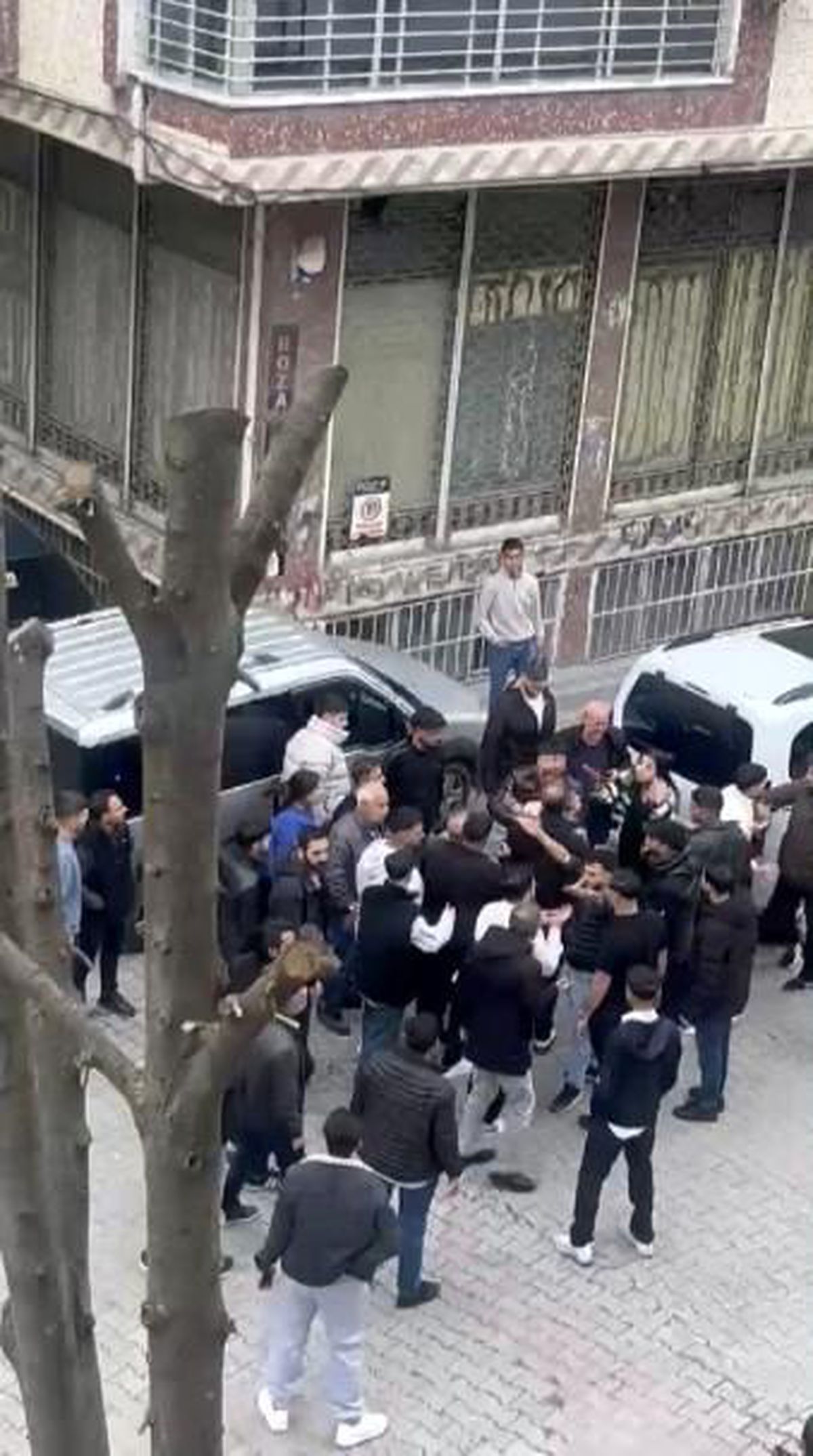 Sultangazi'de iki grup birbirine girdi: Silahların kullanıldığı kavgada 1 gözaltı