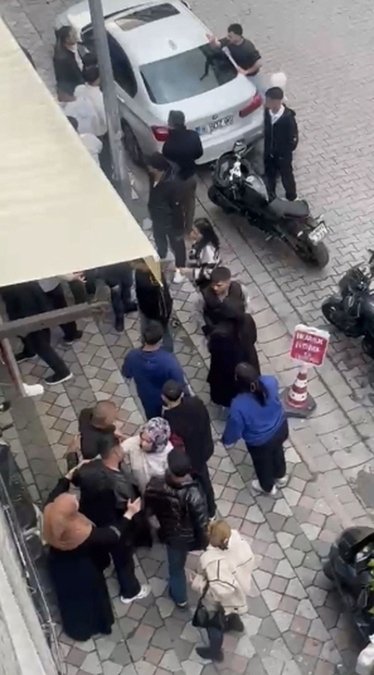 Kavgaya aileler dahil oldu, ortalık savaş alanına döndü