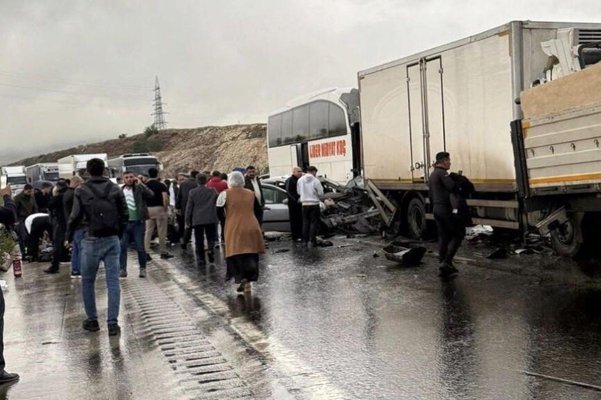 TAG Otoyolu'nda zincirleme trafik kazası: 1'i ağır 5 yaralı