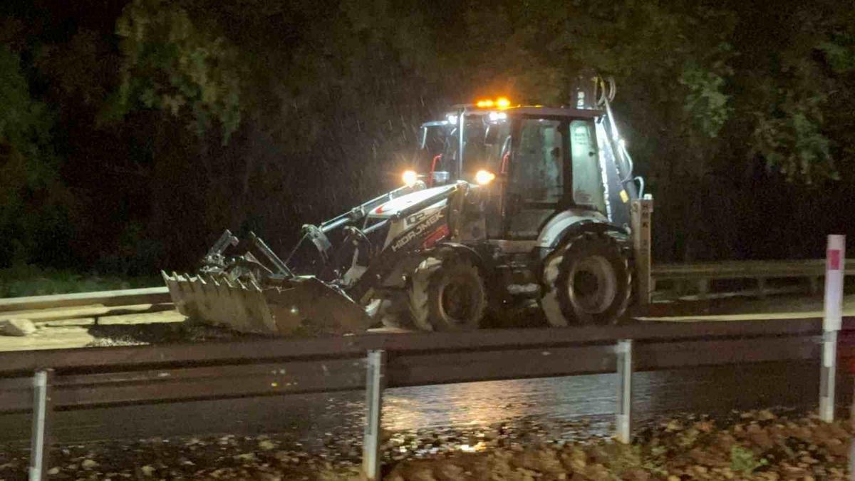 Tokat'ta sağanak ve taşkın: Kara yolu trafiğe kapandı