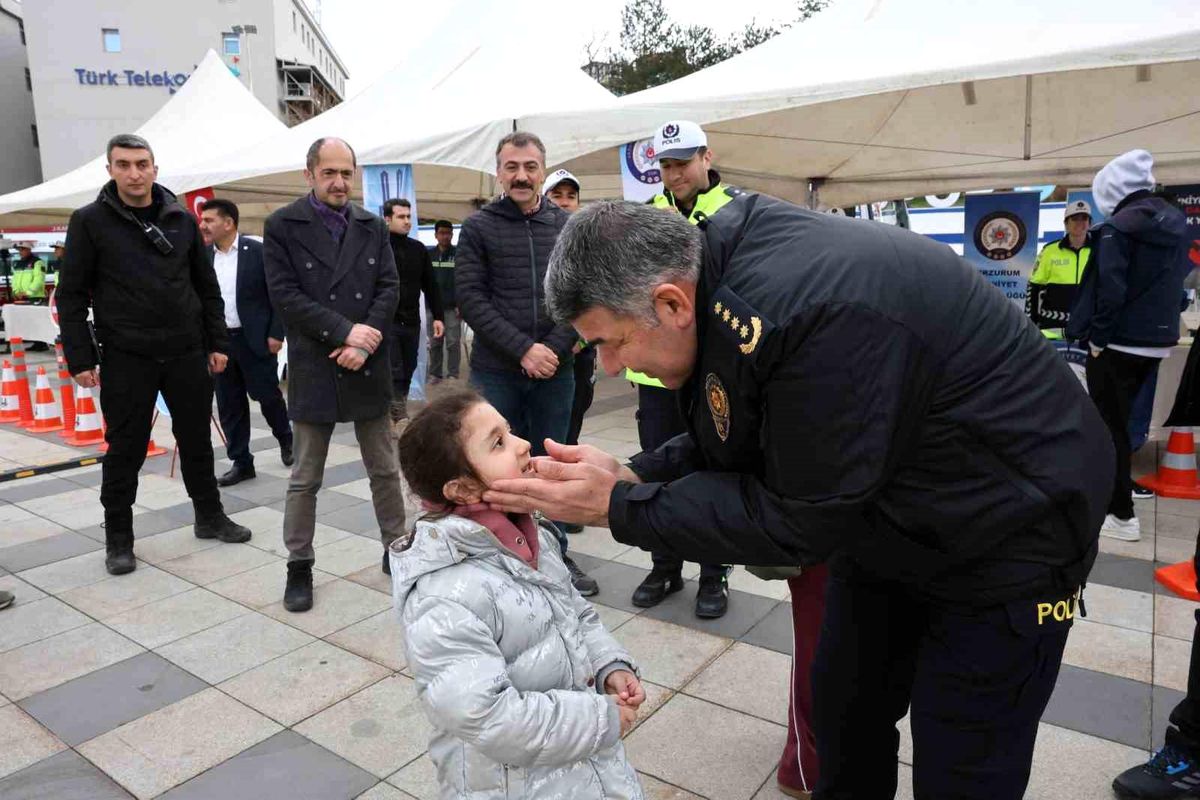 Trafik bilinci için tek yürek: Erzurum Emniyeti Havuzbaşı'ndaydı