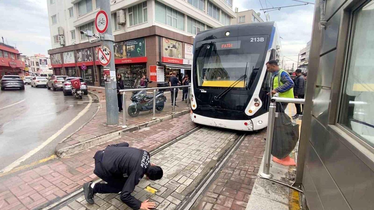 Tramvayın altına giren yavru kedi, yolcuları ve durak görevlilerini alarma geçirdi