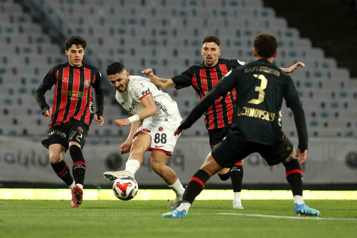 Trendyol Süper Lig: Fatih Karagümrük: 1 Gençlerbirliği: 0 (İlk yarı)