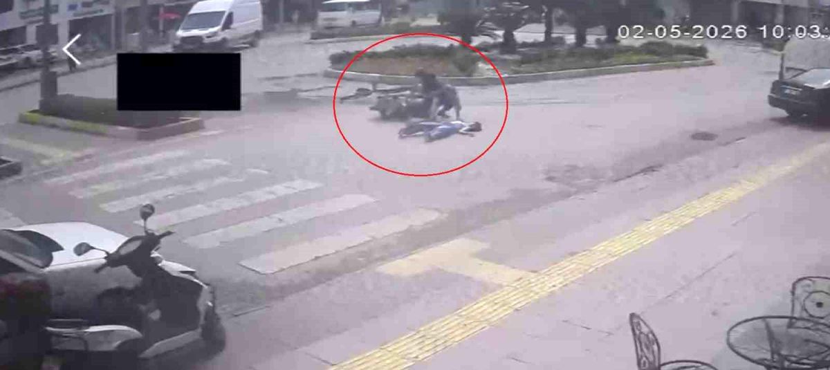Yaya geçidini kullanan bisiklete motosiklet çarptı: 2'si çocuk 3 yaralı