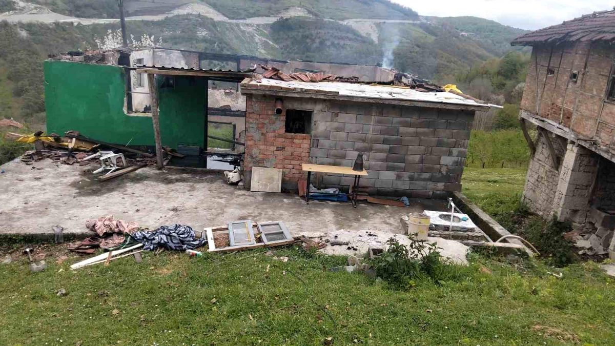 Sobadan sıçrayan kıvılcım evi küle çevirdi