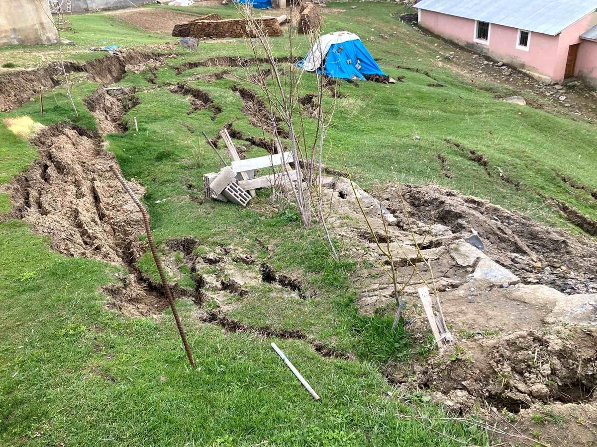 Ağrı'da heyelan evlerin çevresinde yarıklar oluşturdu