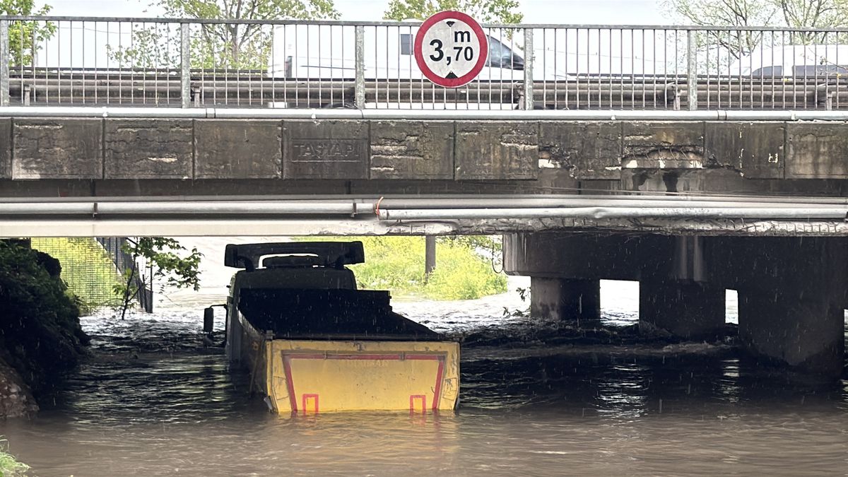 Kocaeli'de sağanak nedeniyle alt geçitte mahsur kalan TIR şoförü kurtarıldı