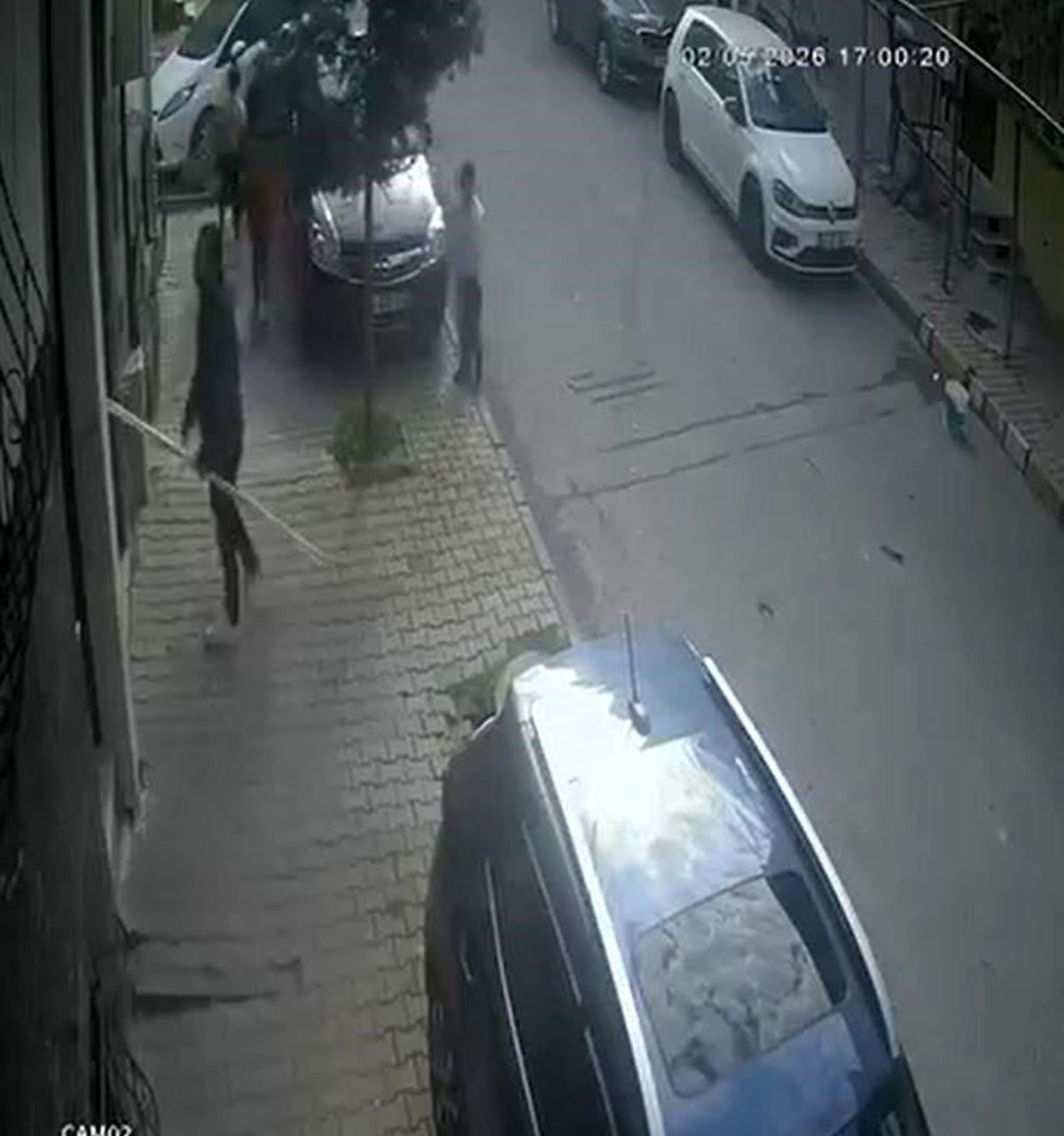 Arnavutköy'de dehşet anları: Çocuklara saldırdı, bina sakinlerine bıçak çekti